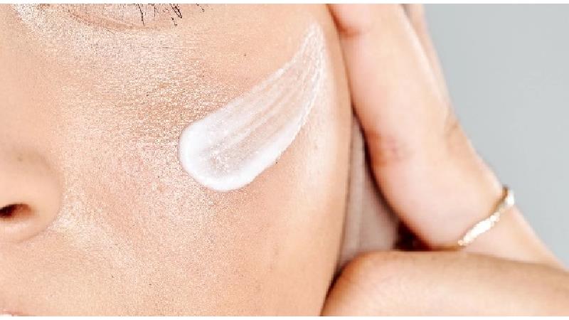 تفاوت مرطوب کننده و آبرسان؛ بهترین کرم برای پوست های خشک و چرب