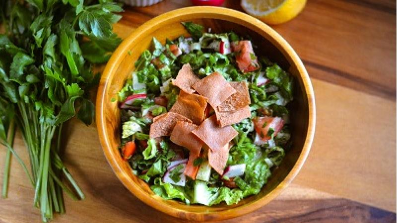 سالاد فتوش لبنانی را چطور درست می کنند