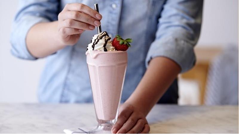 طرز تهیه میلک شیک؛ دسر مجلسی تابستانی