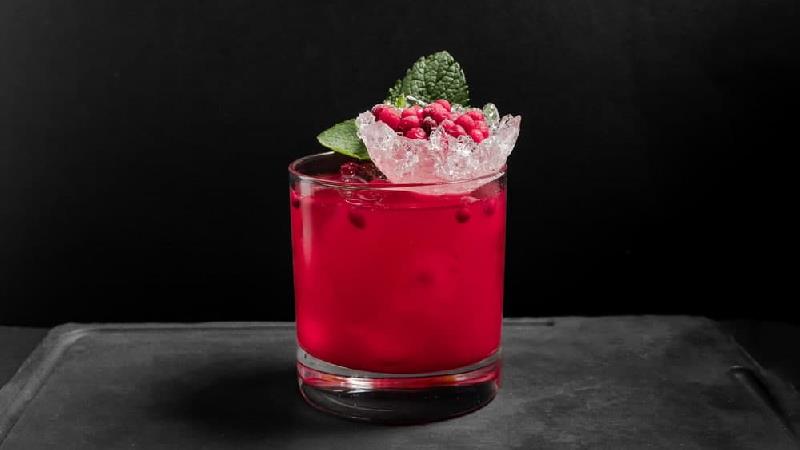 طرز تهیه آب زرشک خانگی با زرشک سیاه و پلویی