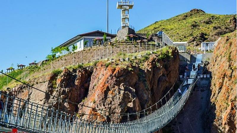 همه آنچه درباره پل معلق شیشه ای هیر اردبیل باید بدانید