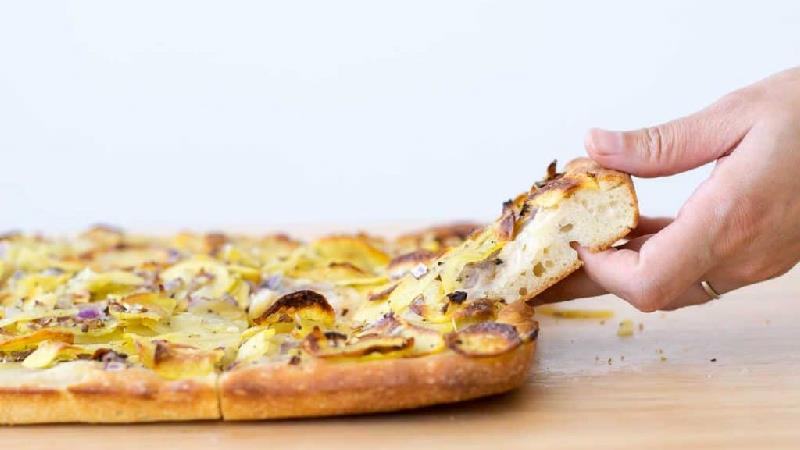 طرز تهیه پیتزا سیب زمینی بدون فر