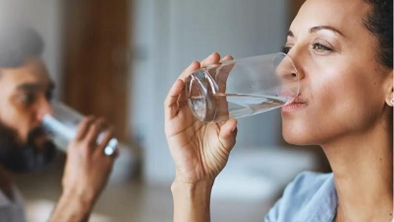 خوردن آب ناشتا برای چی خوب است؛ از لاغری تا پوست مو