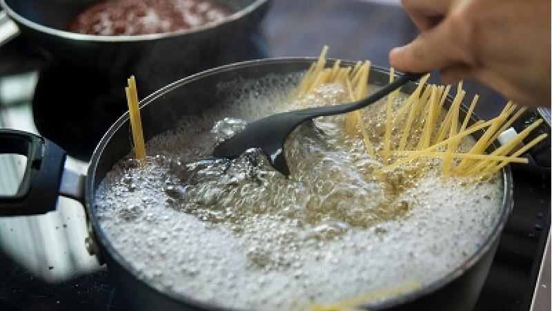 چکار کنیم ماکارونی به هم نچسبد و خمیر نشود