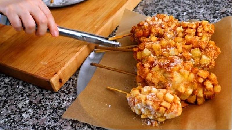 طرز تهیه هات داگ سوخاری با سیخ چوبی