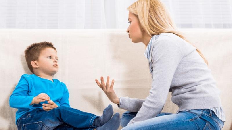 وقتی بچه ها حرف زشت می زنند، چه باید کرد