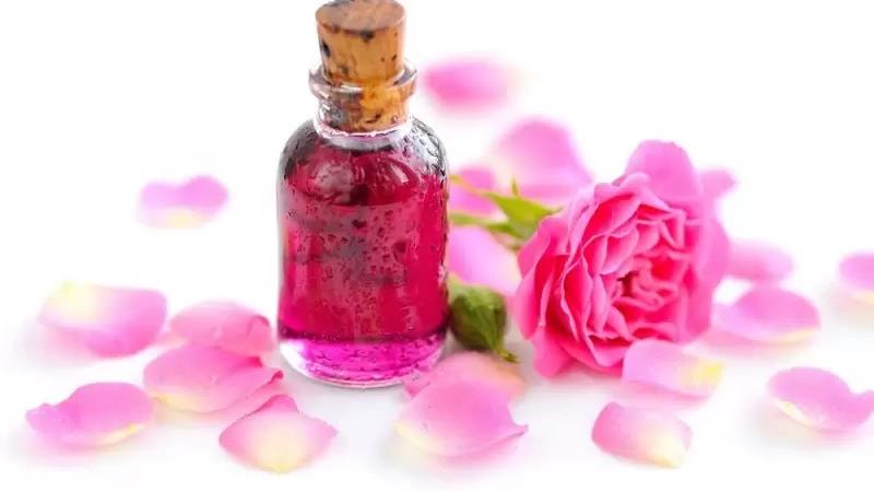 عصاره گل محمدی برای چی خوب است؛ از پوست و مو تا افسردگی