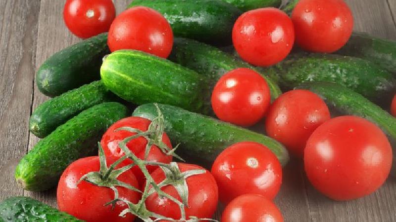 با گوجه و خیارهای درحال خراب شدن  چه کنیم؟