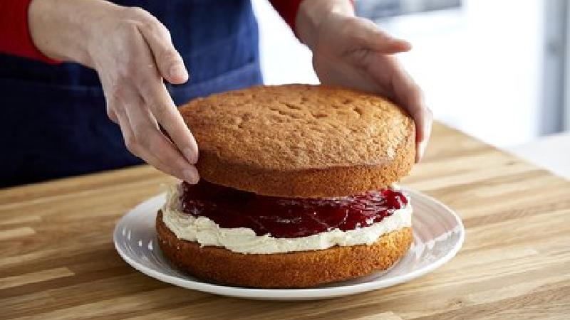 چرا باید آنلاین شیرینی‌پزی یاد بگیرم؟ (آکادمی رضیم)