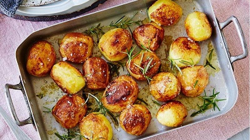 سیب زمینی را چطوری در فر تنوری کنیم