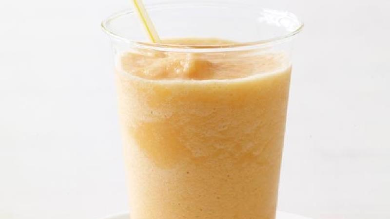 طرز تهیه نوشیدنی خنک مجلسی؛ میلک شیک طالبی