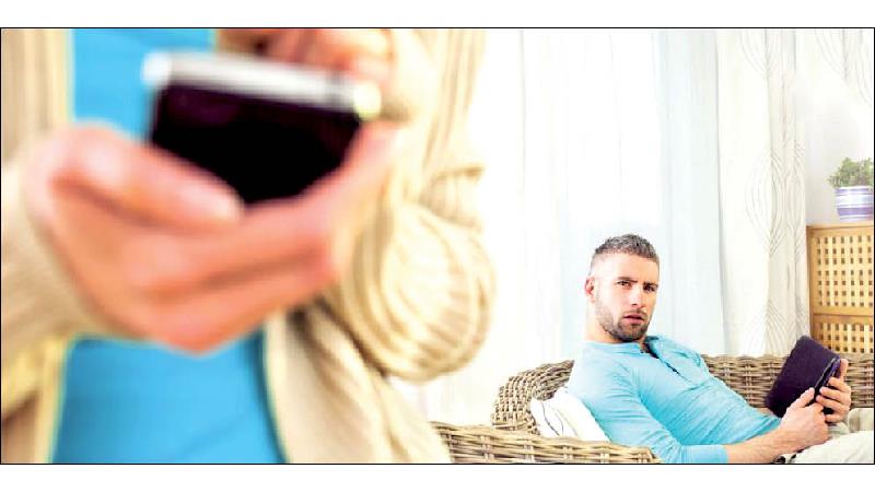 به همسرم شک دارد، چه کار کنم