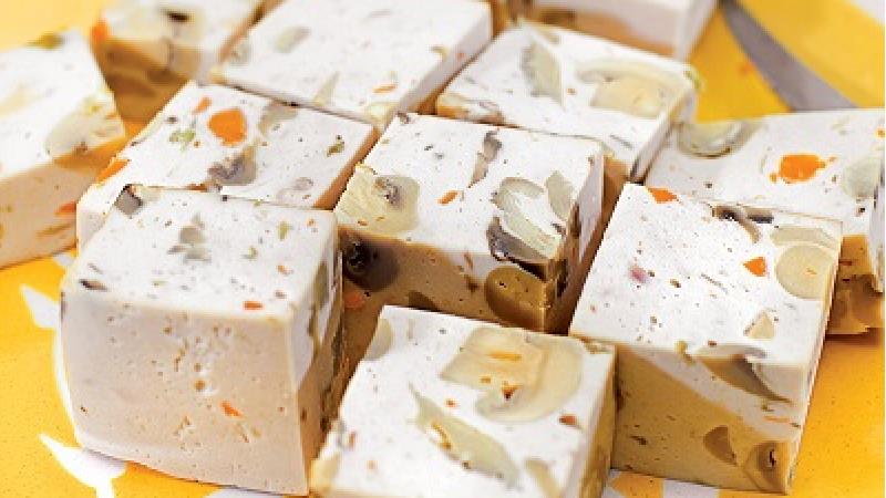 طرز تهیه کالباس خانگی با مرغ و قارچ