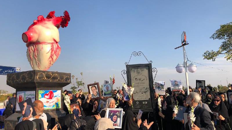 نصب تندیس اهدای عضو در قطعه 307 بهشت زهرا(س)