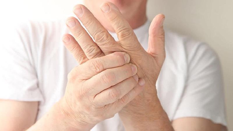 دلیل بی حسی و خواب رفتن دست بعد از بیدار شدن چیست