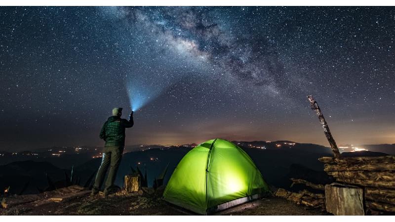 چرا به چراغ قوه نیاز داریم؟ (ابزار ضروری که همیشه باید همراه داشته باشید)