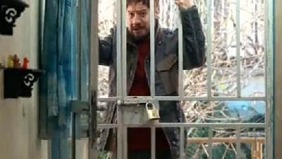 سکانس خنده دار از فصل اول سریال نون.خ: کارهای رو مخی سیروس