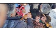 نجات معجزه‌آسای پسربچه بعد از 45 دقیقه دفن شدن زیر بهمن