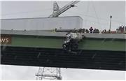 ببنید: نجات باورنکردنی راننده آویزان از پل