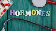 تعادل هورمونی در زنان و مردان چرا به هم می‌ریزد و چه علایمی دارد