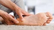 دلیل درد کف پا چیست و چه بیماری‌هایی را نشان می‌دهد
